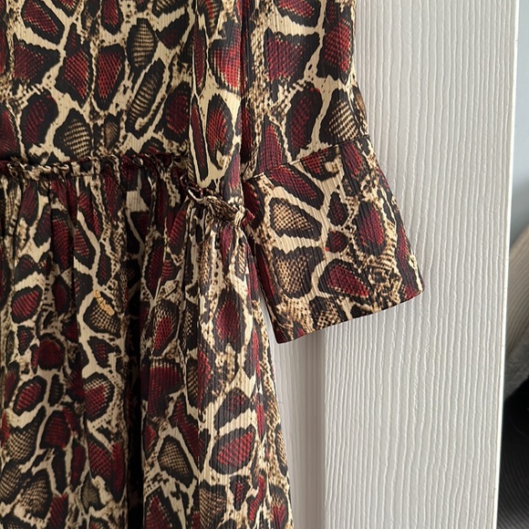 Lightweight fun and flirty short dress. Wear with boots or leggings any season. - Picture 4 of 6